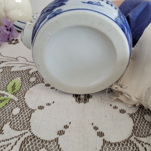 Vintage Blue and White Tea Pot with bamboo Handle Asian Theme - Picture 13 of 13